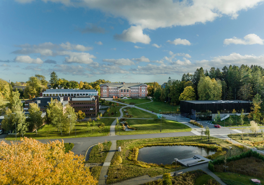 Oversiktsfoto av park rundt universitetsbygg. 