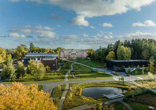 Oversiktsfoto av park rundt universitetsbygg.