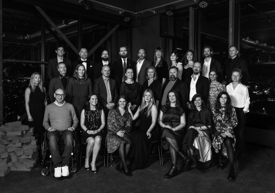 Gruppe foto i svart hvitt av de ansatte i code arkitektur, alle pent kledd.