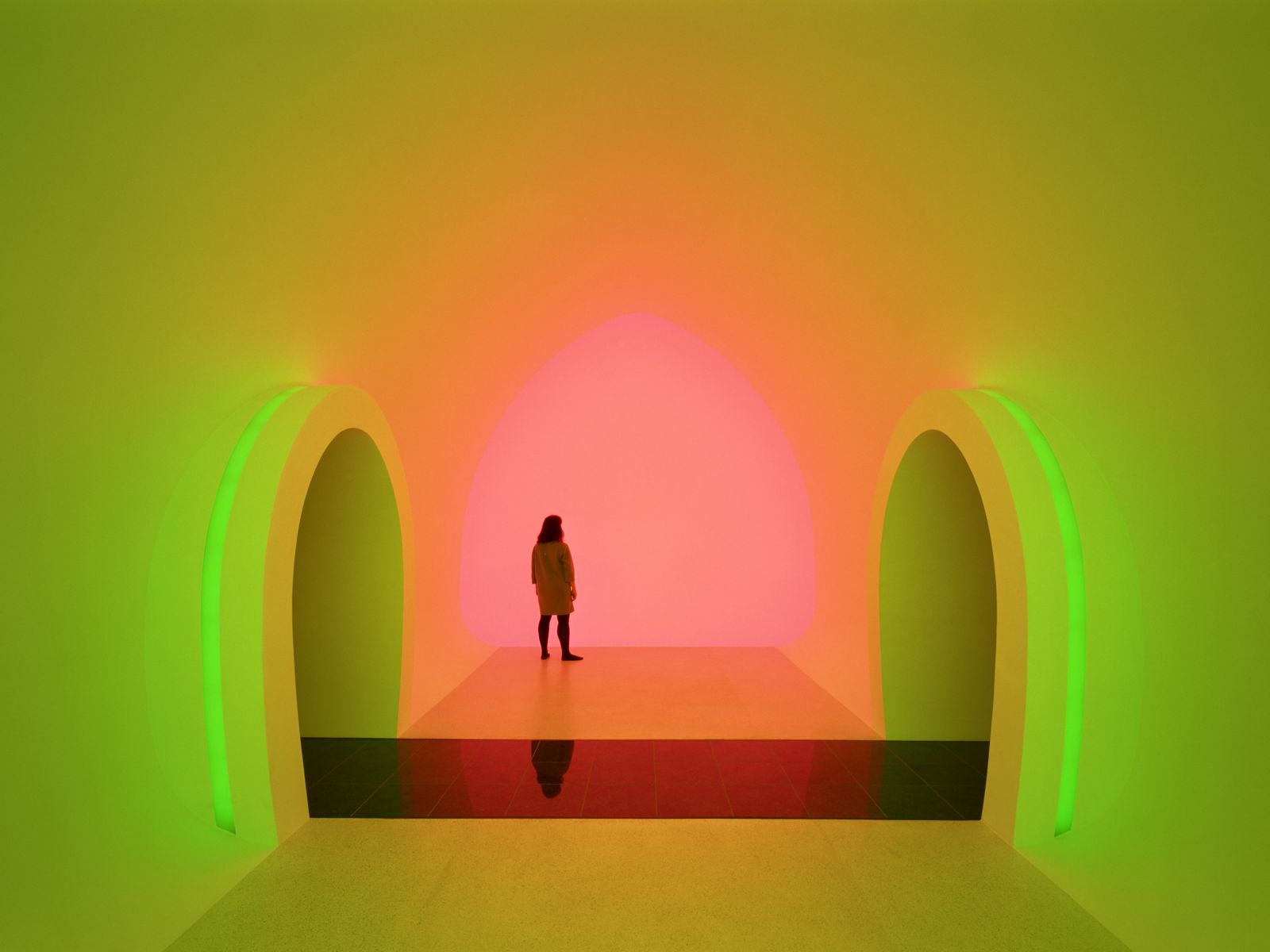 Interiør fot av James Turrell, Ganzfeld: Double Vision. Et rom fyllt av farger, to åpninger og et menneske