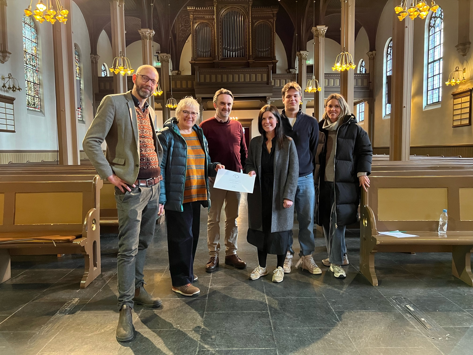 Seks personer i Sofienberg kirke. Foto.