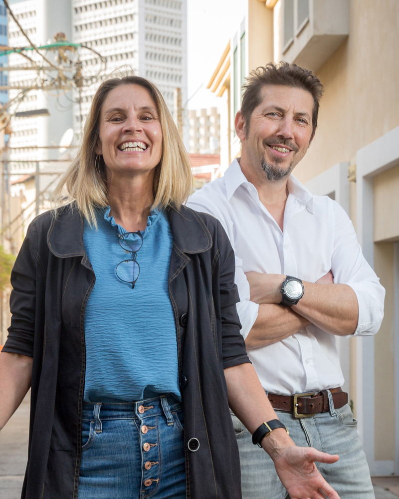 Foto av Marit Justine Haugen og Dan Zohar ute i byen smilende.