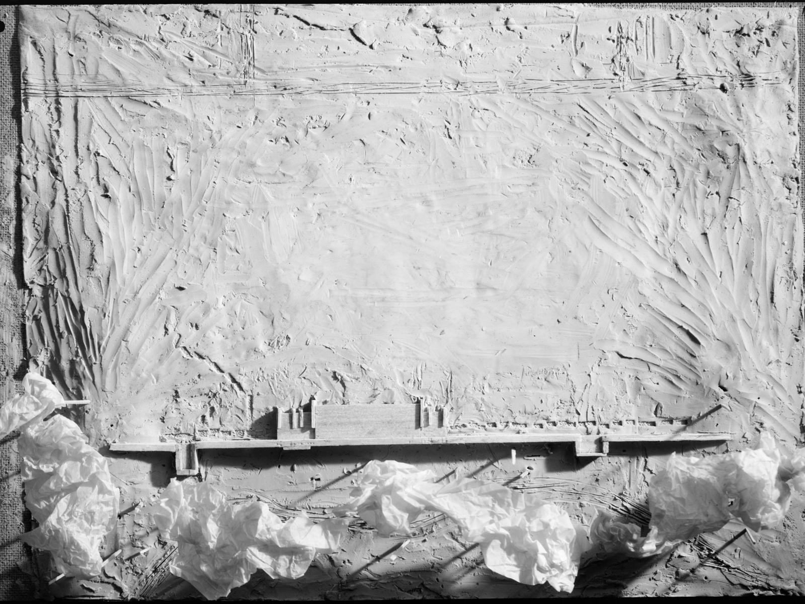 Svart hvitt foto av arkitektur modell tatt ovenfra.