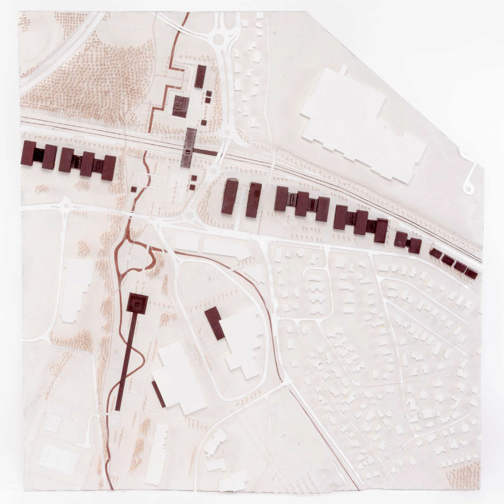 Foto av Arkitekturmodell ovenfra, viser grønnstruktur, bygg og elv.