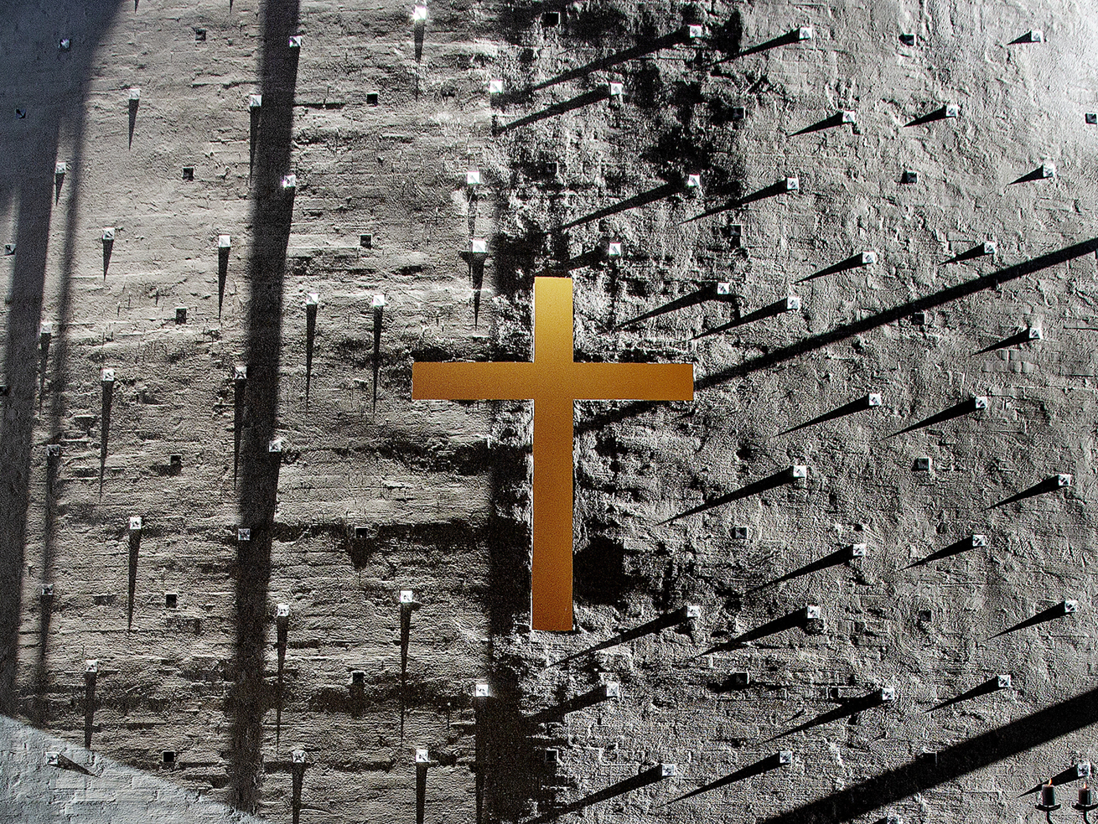 Foto av alter og altertavle i Lommedalen kirke. 