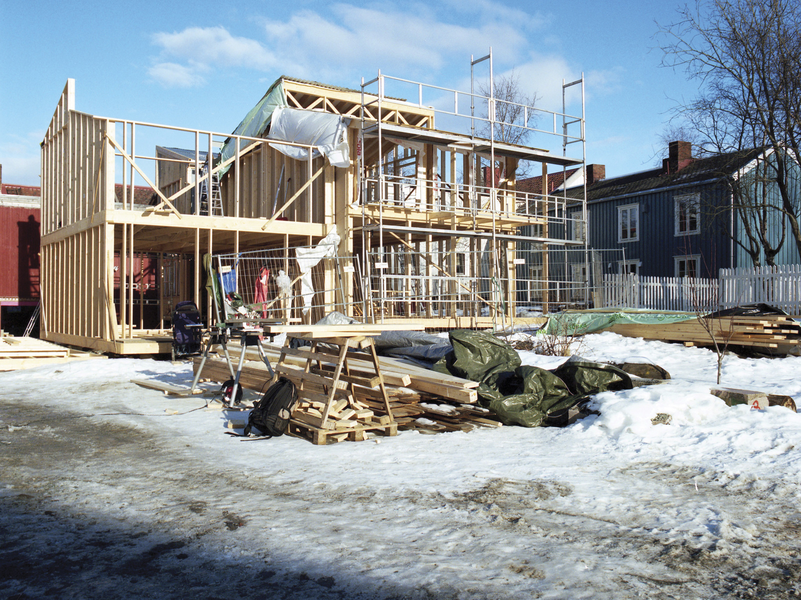 Byggeplass, primærkonstruksjon på hus, vinter, stilas. Foto.