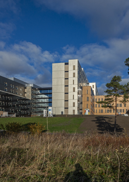 Foto av sør fasaden på Sjukehuset Nordmøre og Romsdal i solskinn.