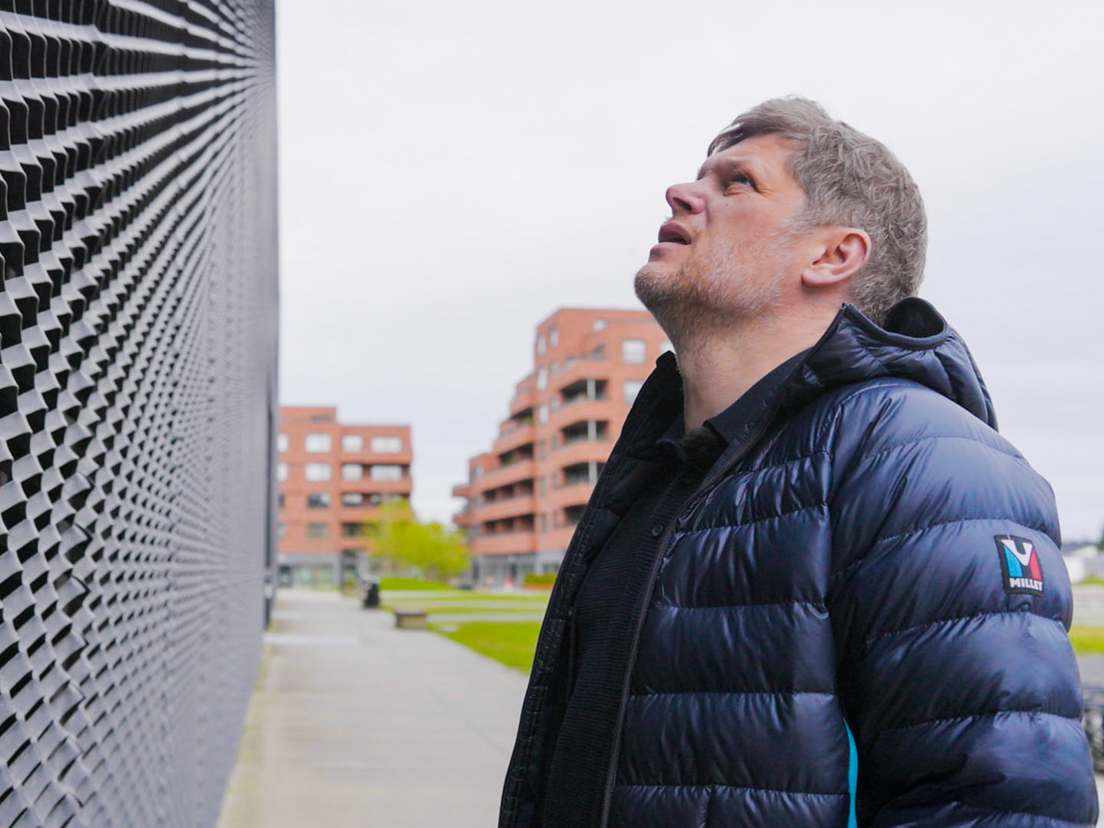 Hans Olav Brenner Studerer Fasaden På Kirken I Stjørdal