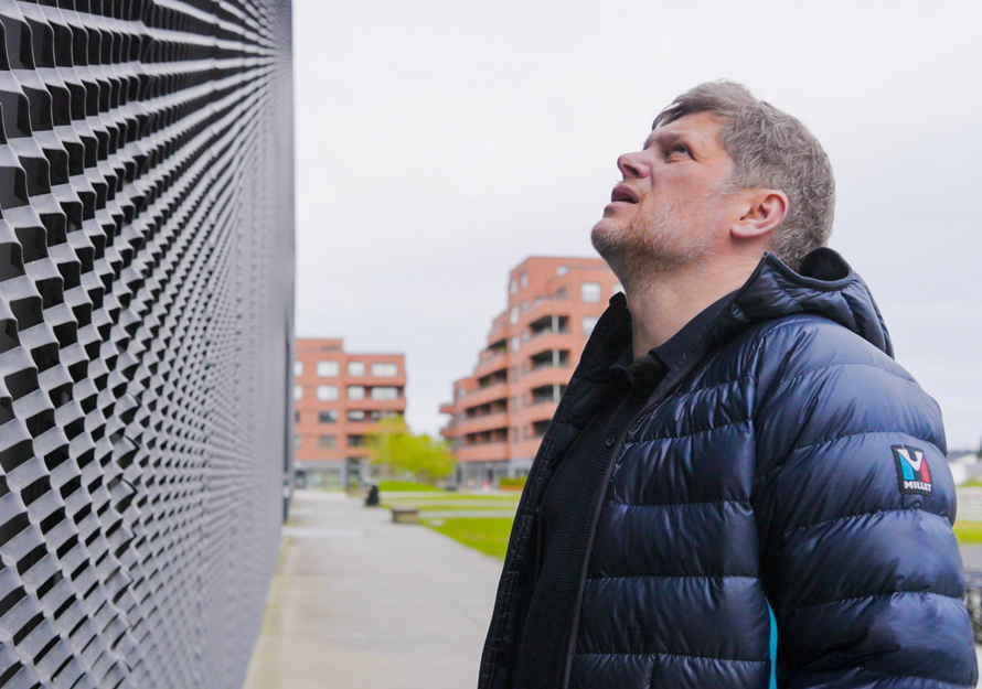 Hans Olav Brenner Studerer Fasaden På Kirken I Stjørdal