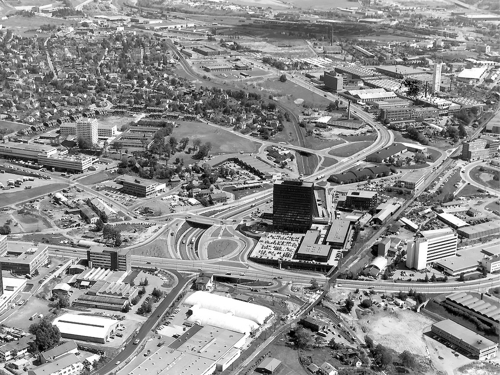 Økern i 1972, sett fra luften. Sort-hvitt-foto.