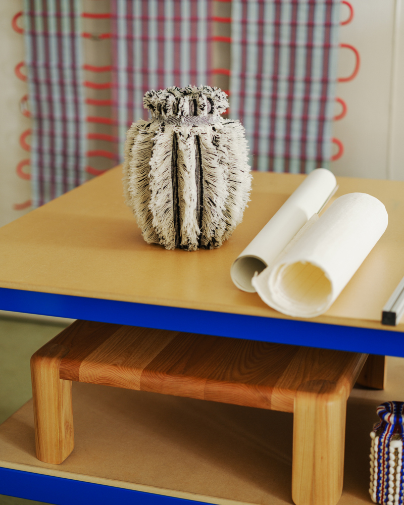 Foto av ulike design gjenstander, klaffebord, vase, veggpynt.