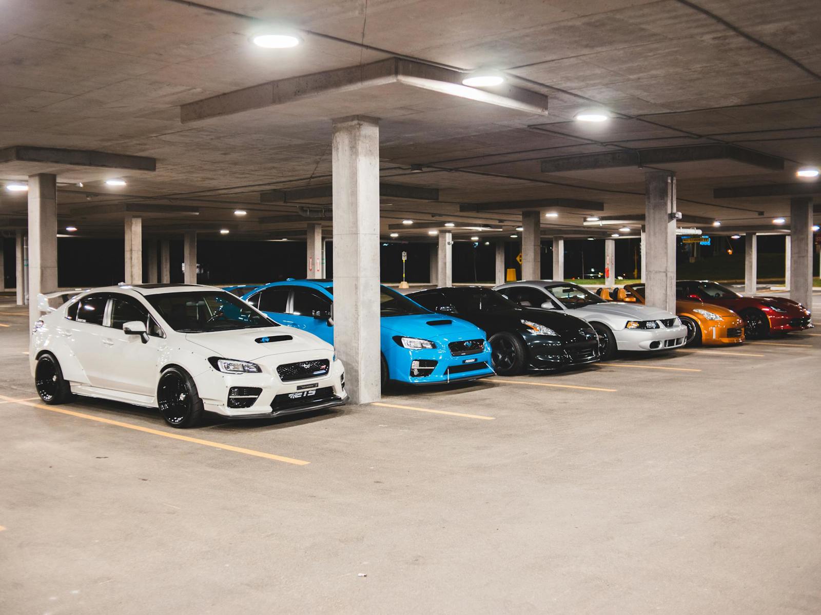 Foto av biler i et parkeringsanlegg