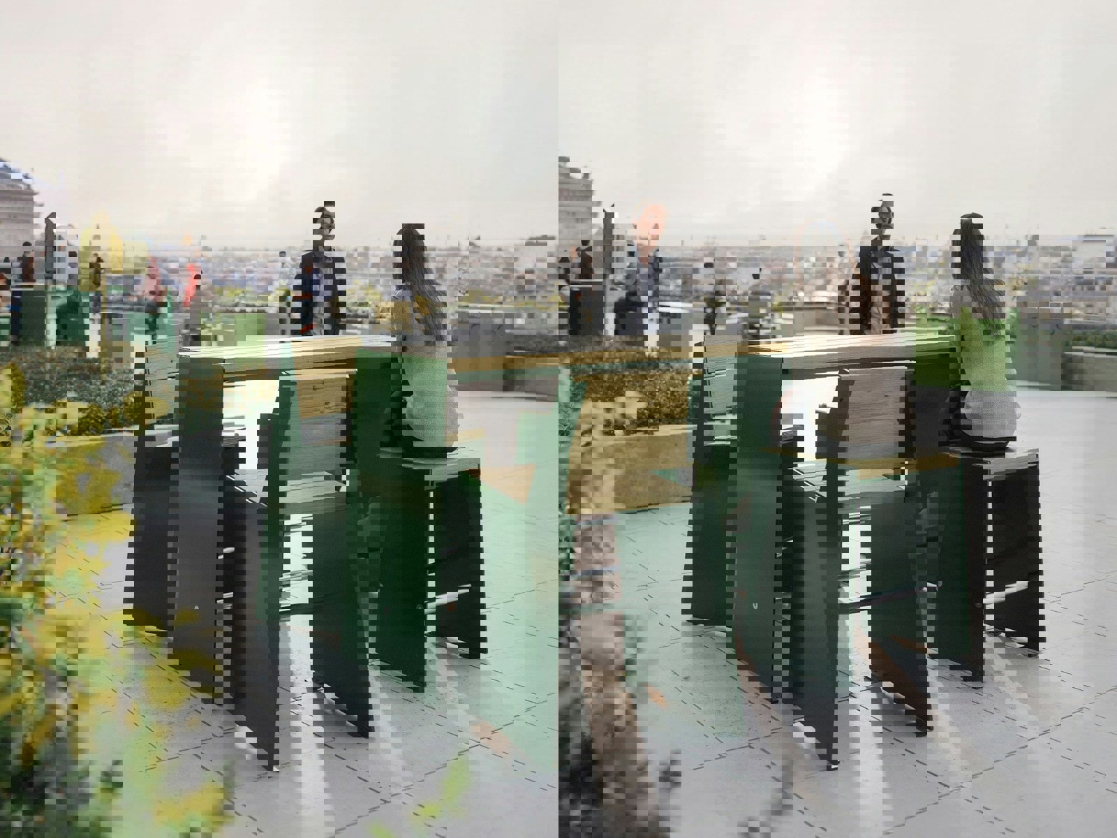 Foto av stoler og bord med mennesker rundt utendørs.