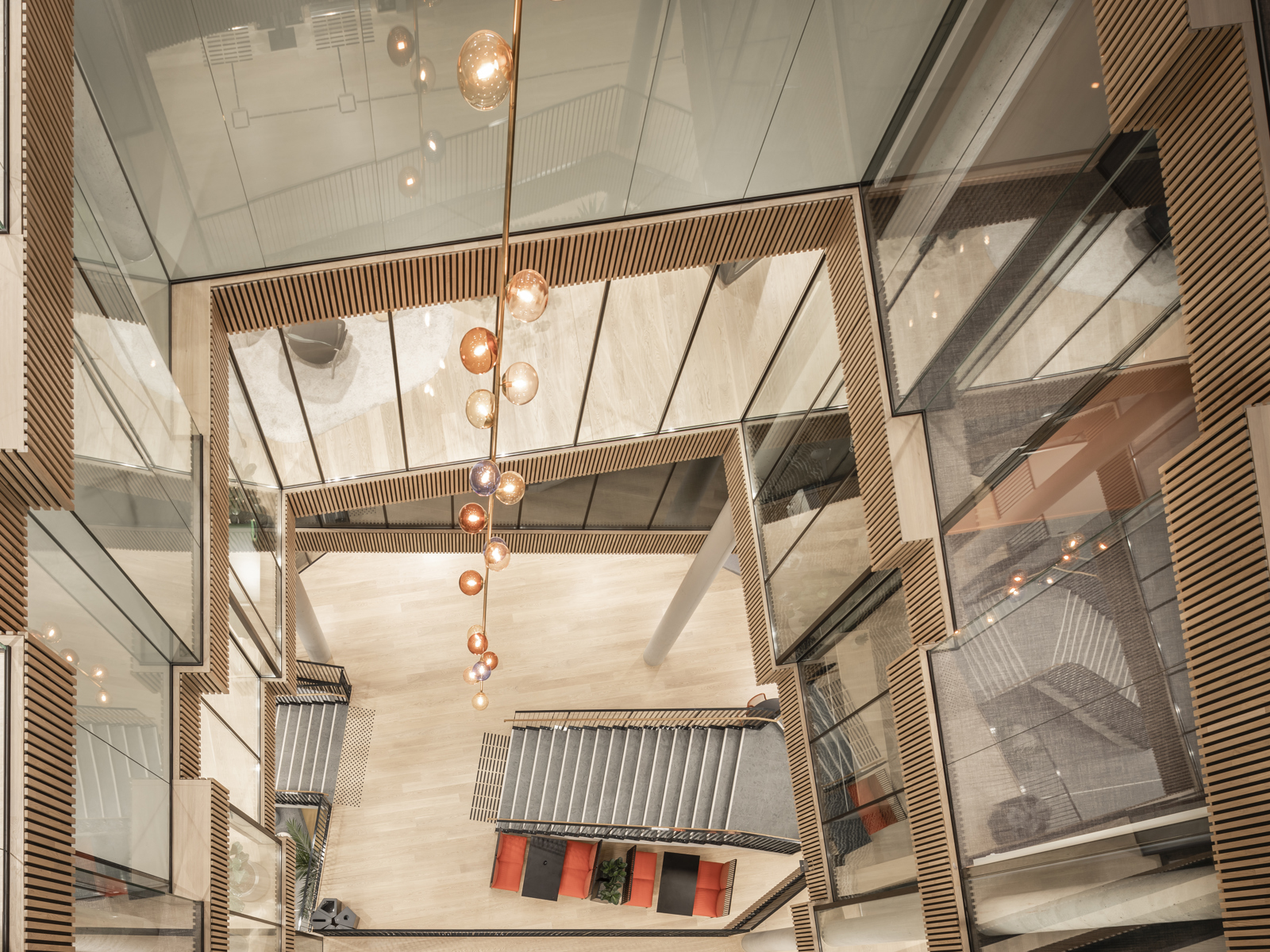 Interiør foto ned i atrium i kontorbygg.