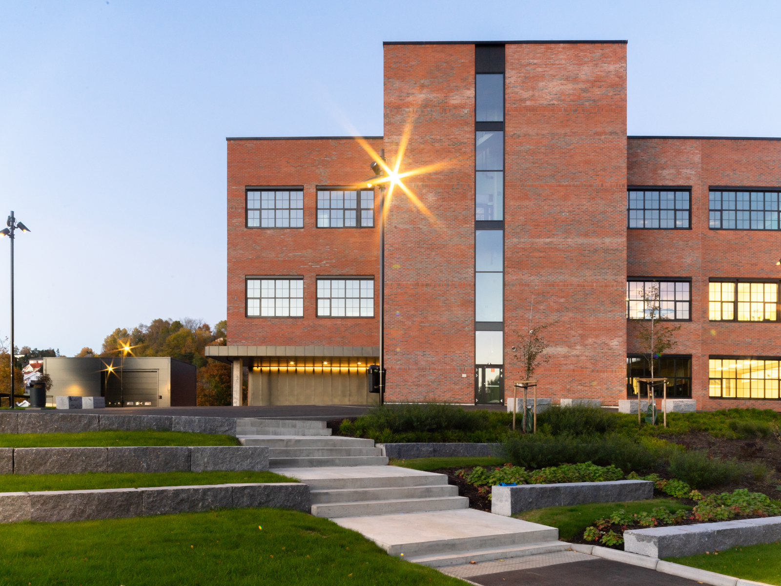 Foto av Halden videregående skole, tegl bygg. 