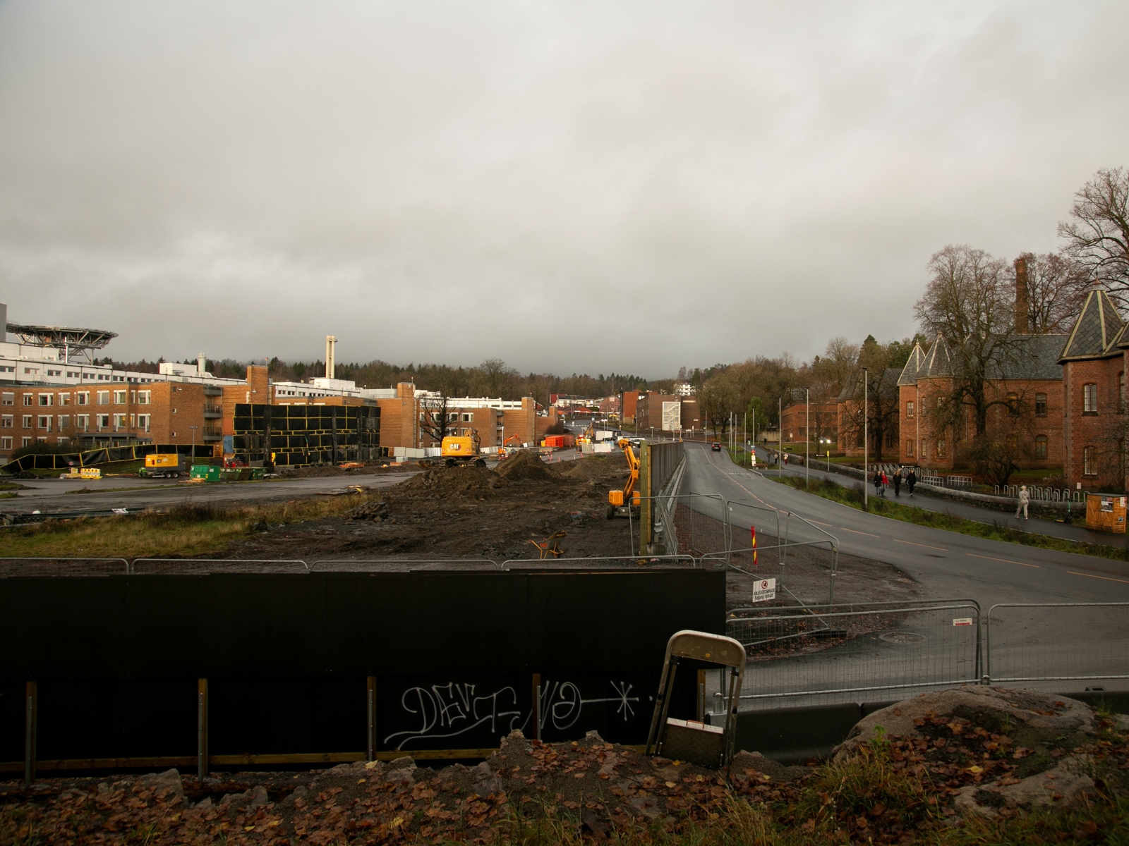 Foto av bygging av det nye Rikshospitalet og Gaustad på andre siden av veien.