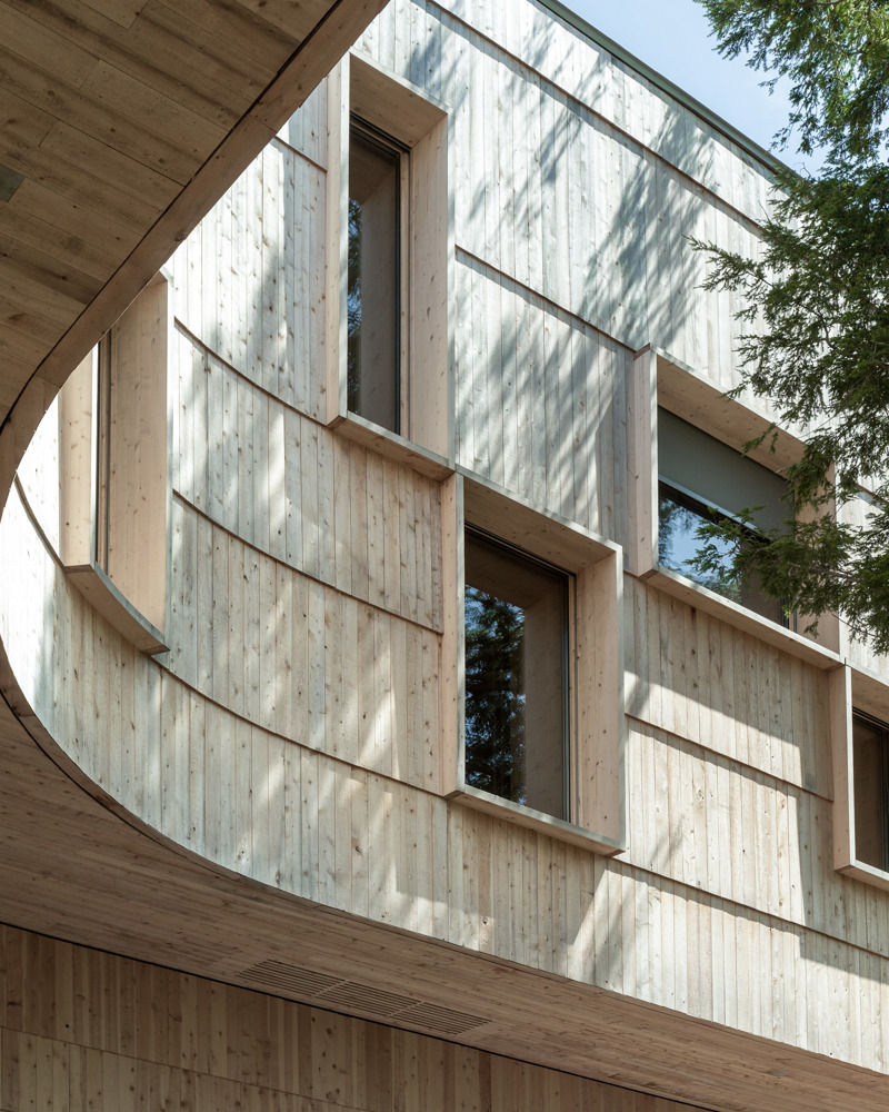 Foto opp på fasaden til Tekαkαpimək Contact Station i lyst treverk.