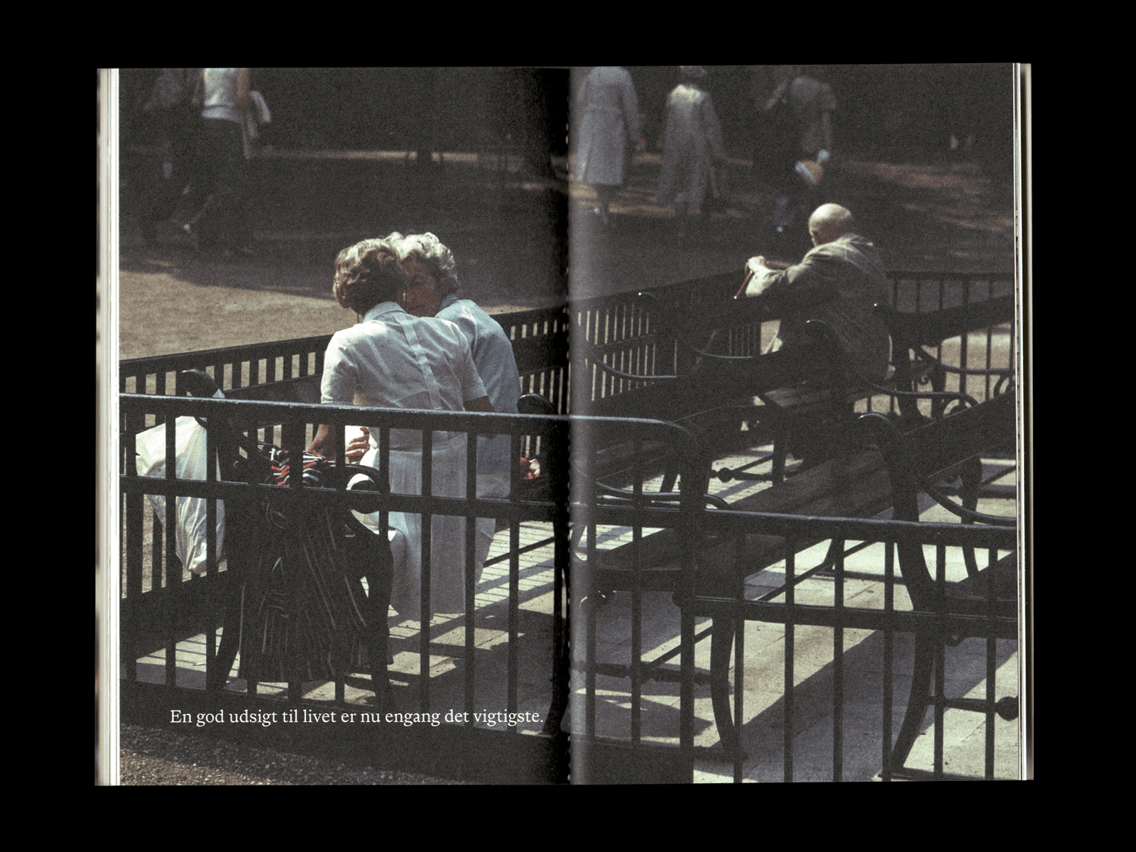 Scan av en dobbelside i boken God by - kort fortalt, et foto fyller begge sidene, med en setning nederst i venstre hjørne.