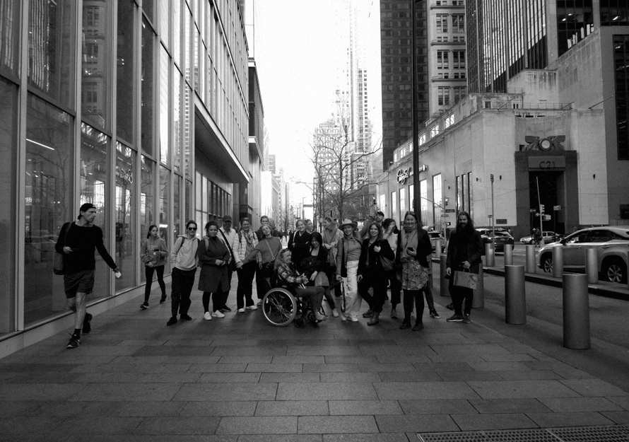 Gruppefoto i svart hvitt i en gate i New York. 