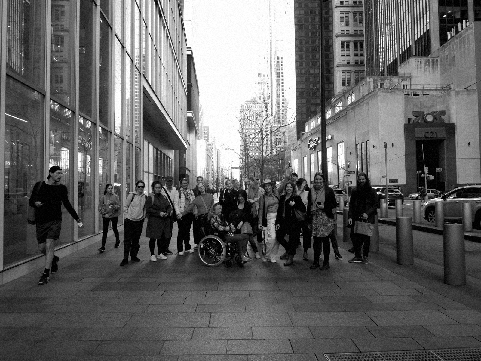 Gruppefoto i svart hvitt i en gate i New York.
