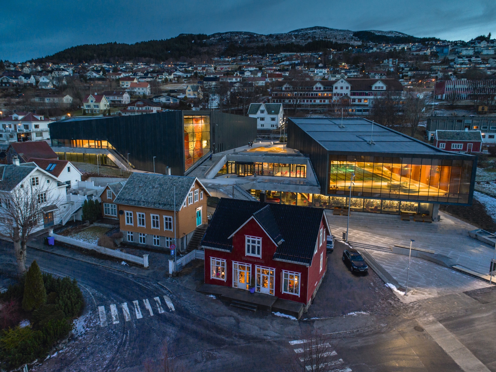 Oversiktsbilde av Ulsteinvik sentrum, nybygg i kontekst med eldre hus. Foto.