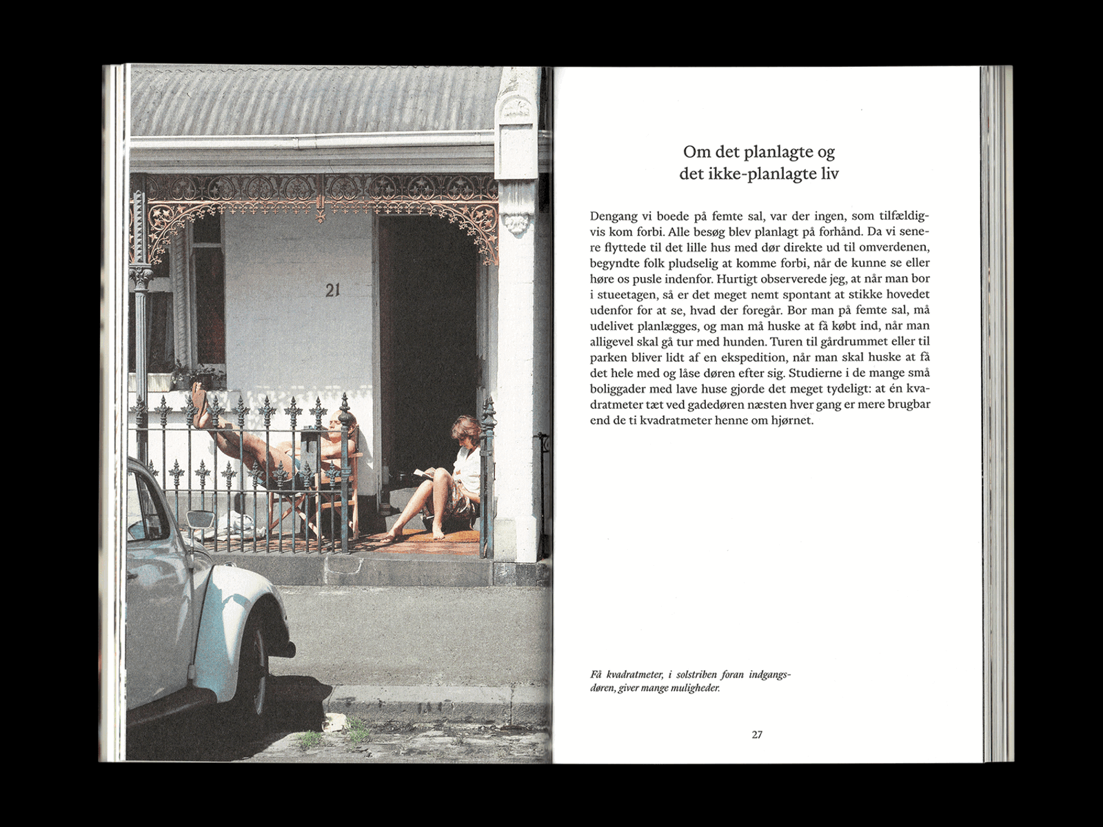 Scan av dobbeltside i boken God by - kort fortalt, med tekst på høyre side og foto på venstre. 