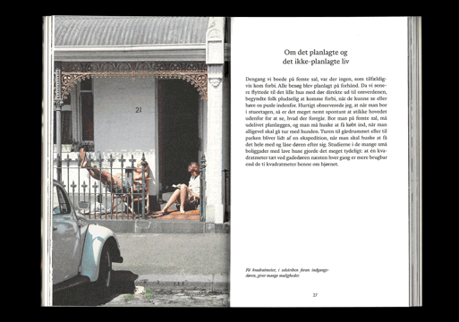 Scan av dobbeltside i boken God by - kort fortalt, med tekst på høyre side og foto på venstre. 