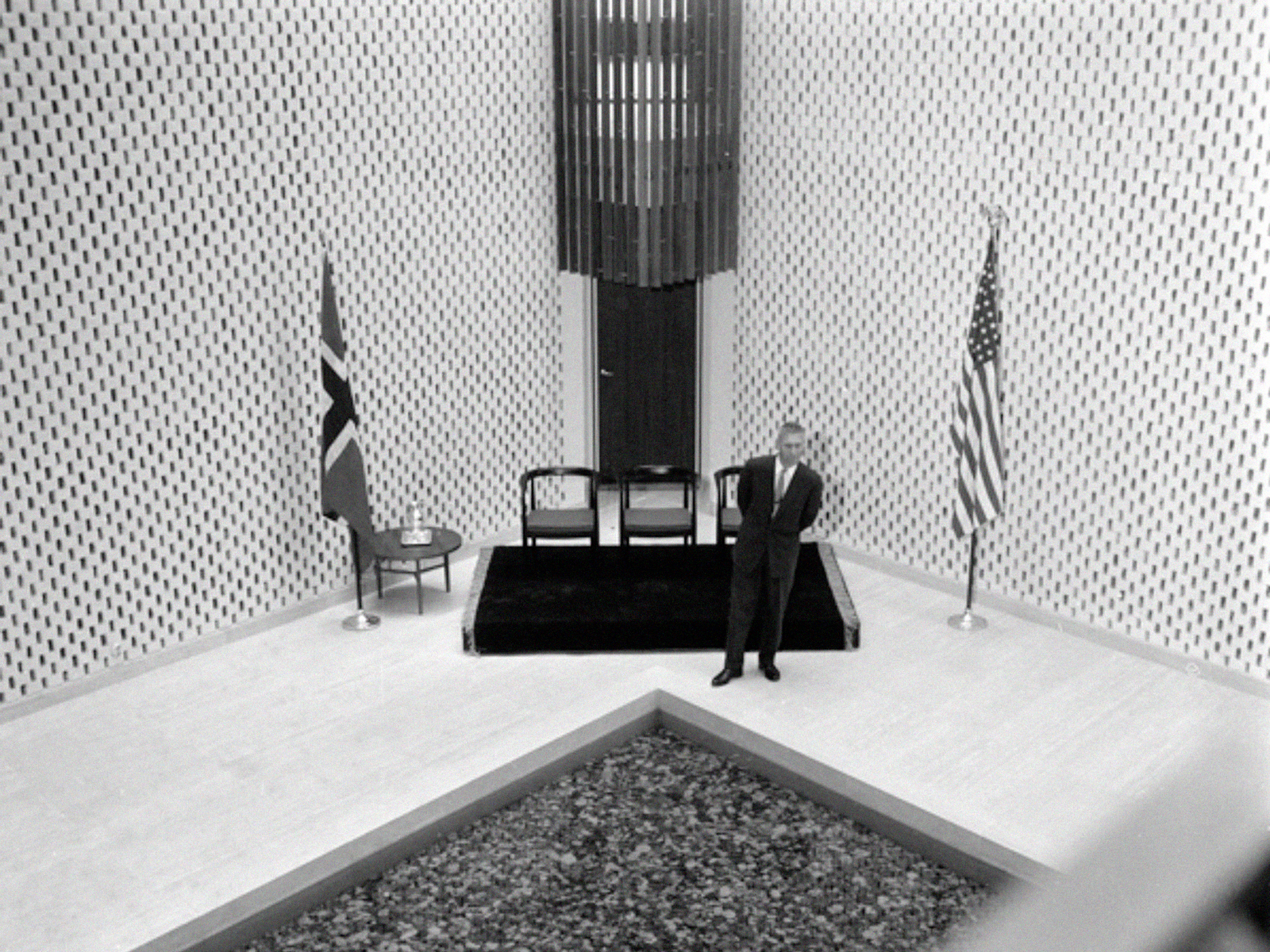 Svart hvitt foto av atrium i den amerikanske ambassaden fra 1959.