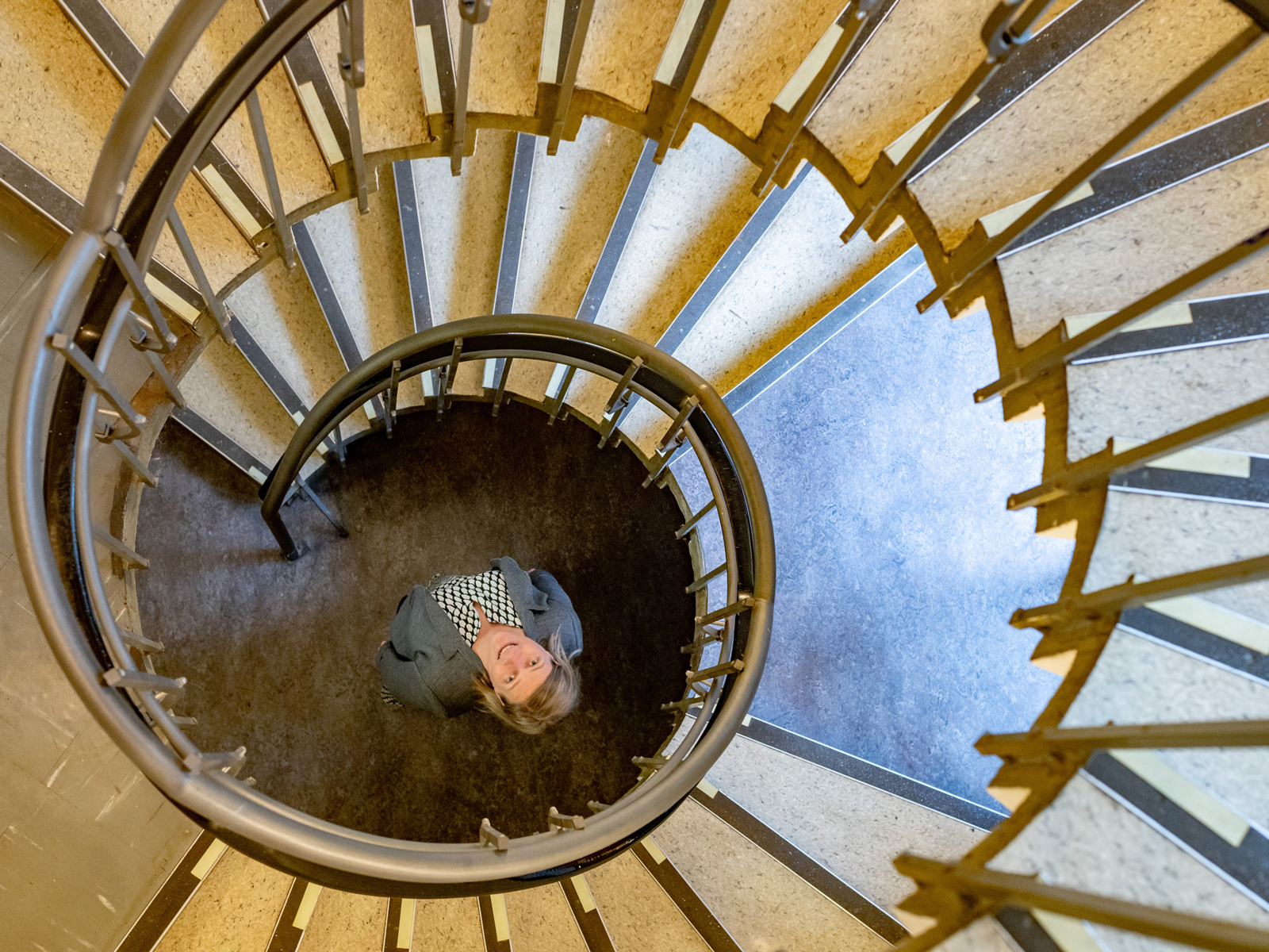 Marianne Skjulhaug i bunnen av en spiraltrapp. Foto.