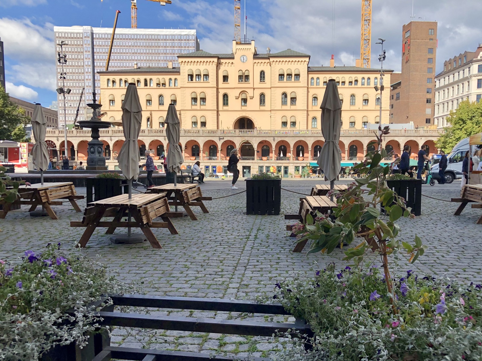 Foto av Youngstorget i dag, folketomt.