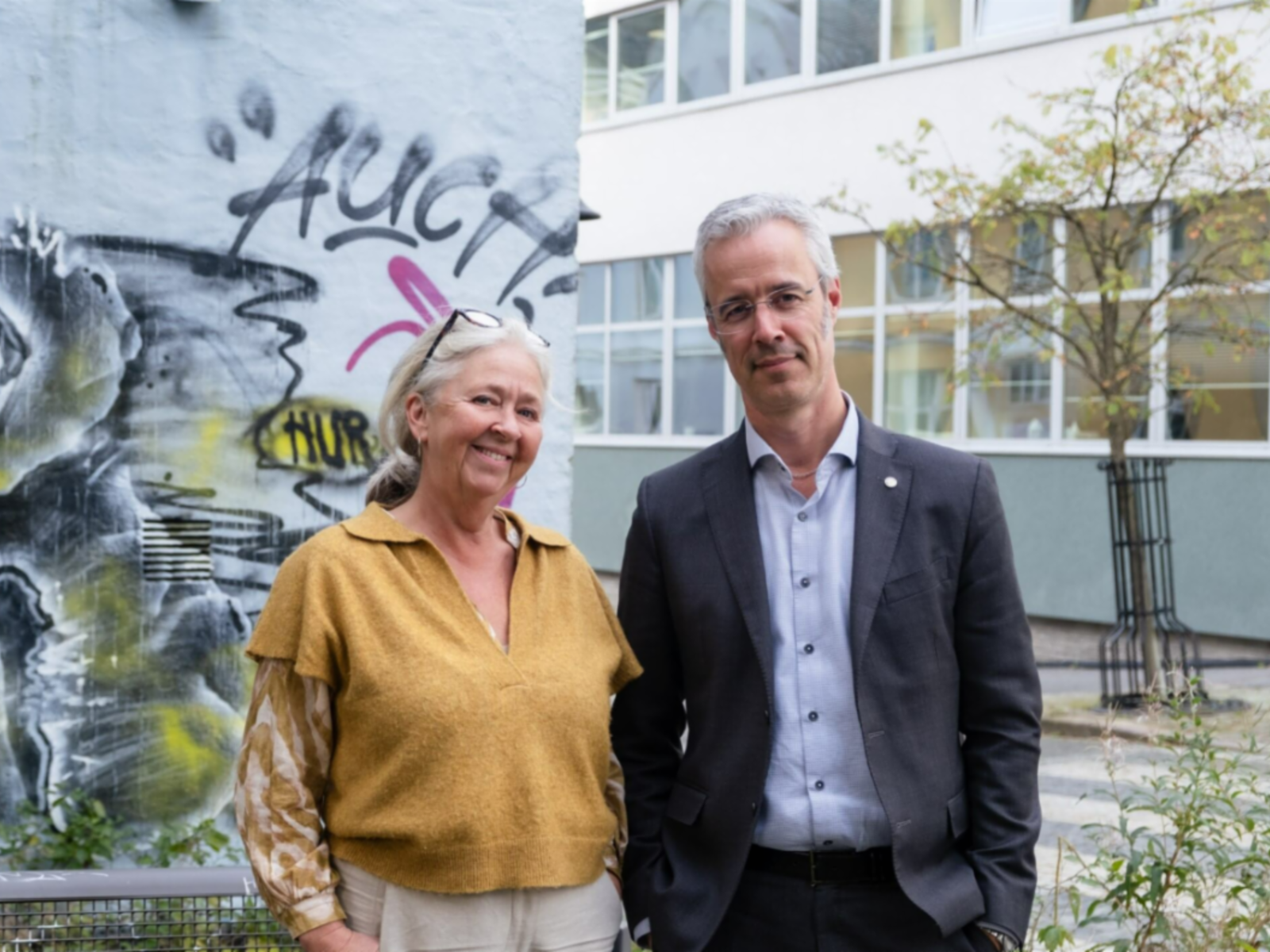 Maria Molden og Tarje Wanvik utenfor Plan- og bygningsetatens lokaler i Autogården