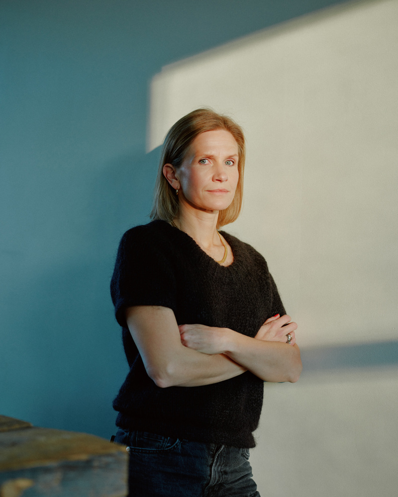 Portrett foto av Inger Therese Hoff som lener seg inntil en vegg.