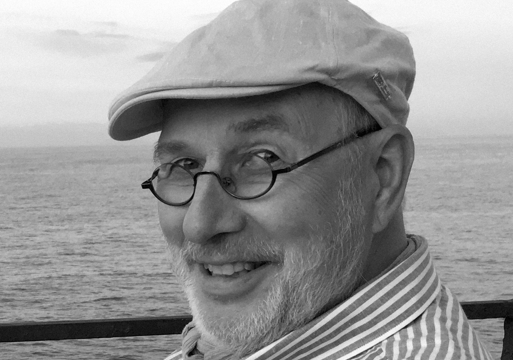 Portrett foto av Per Andersen i svart hvitt, hav i bakgrunnen.