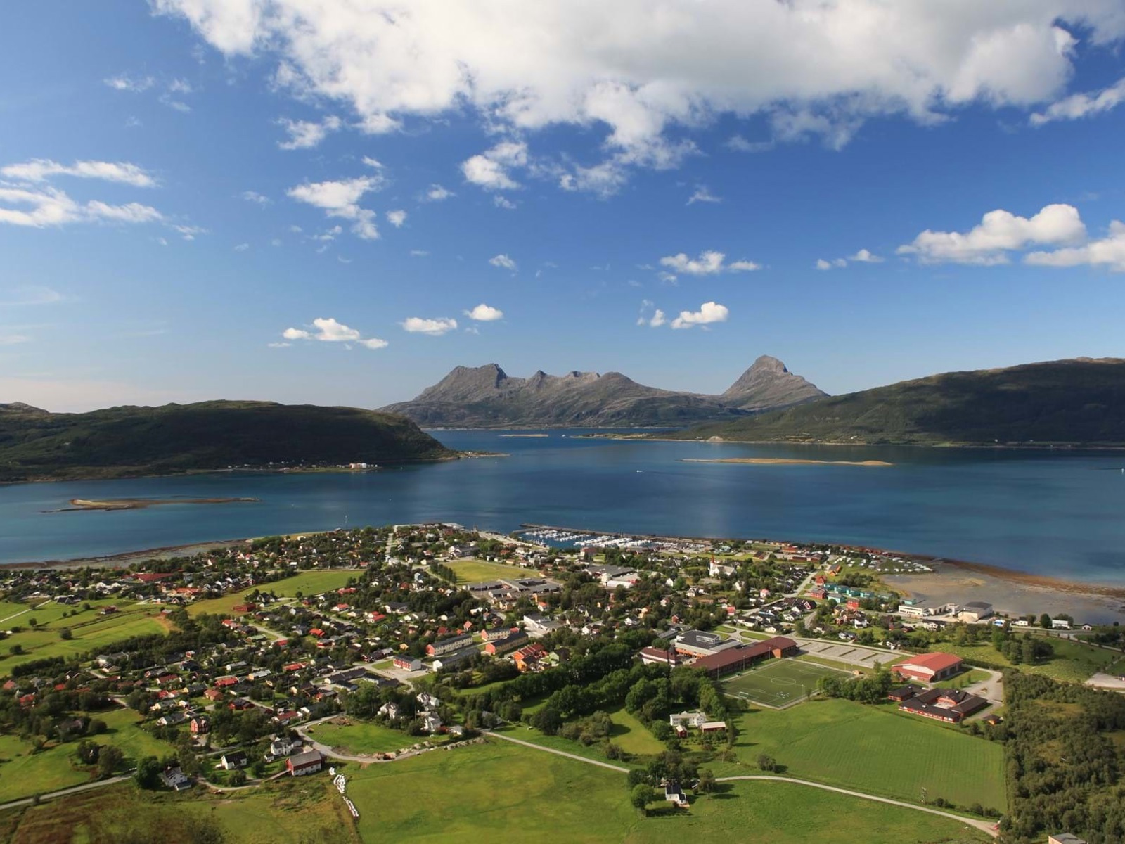 Flyfoto over Nesna i fint vær.