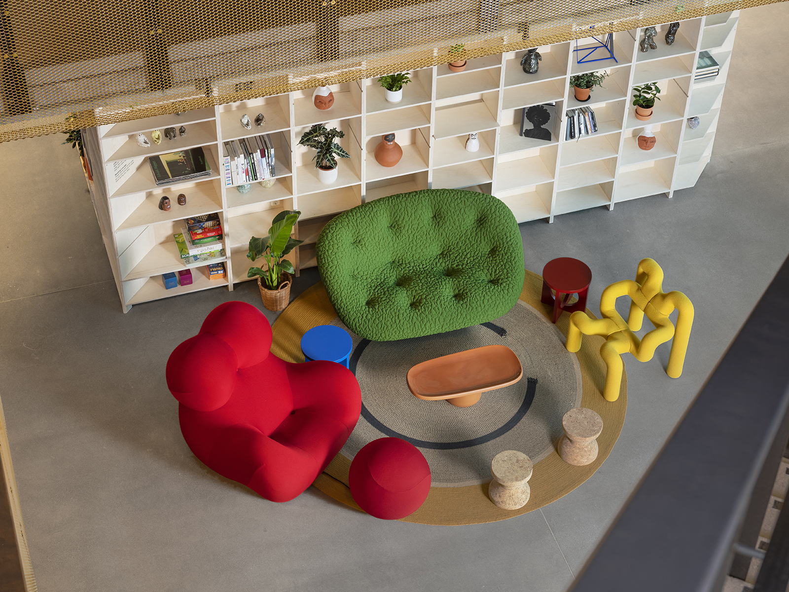 Foto ned på en sittegruppe med møbler i ulike farger.