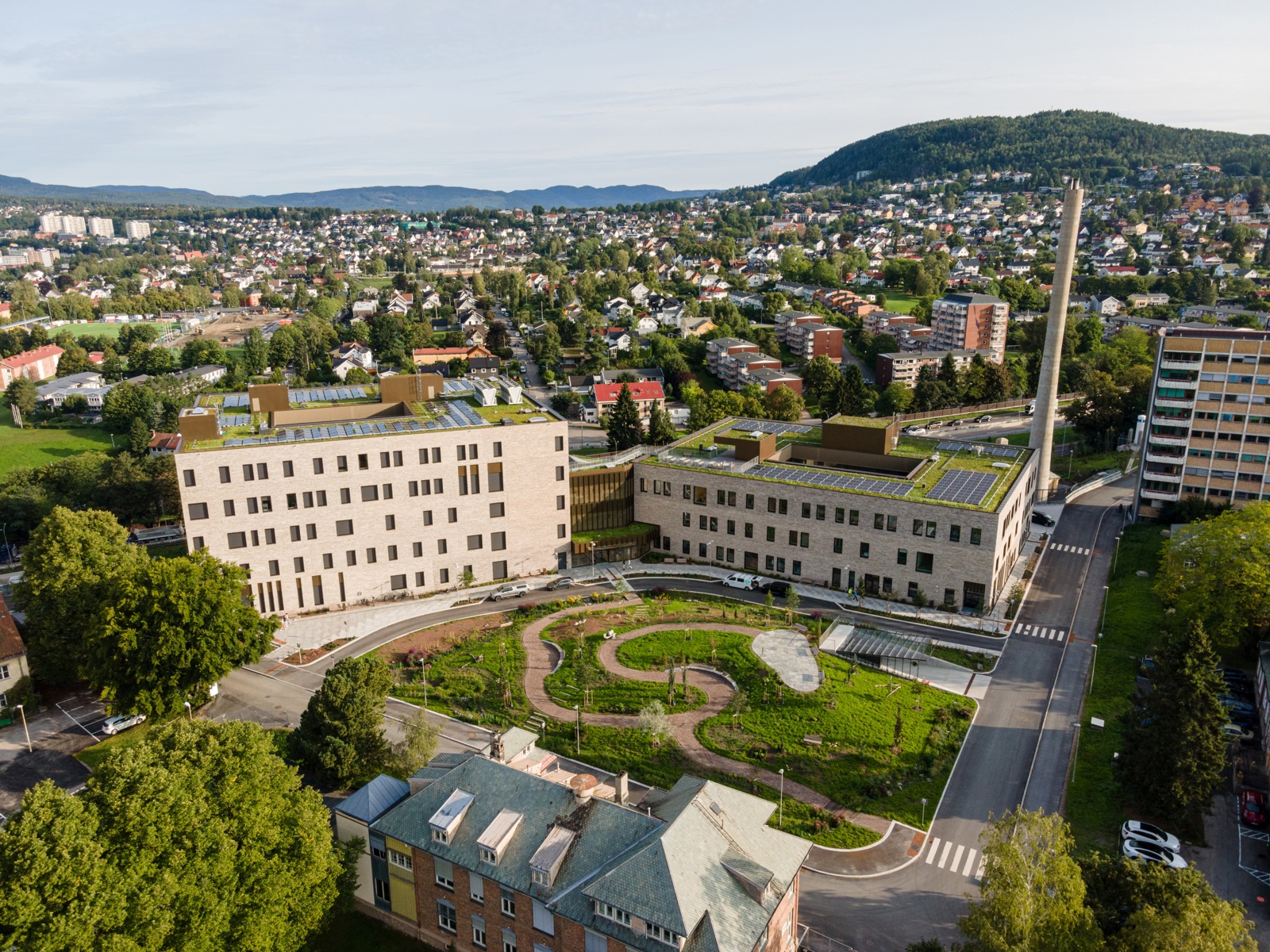 Oversiktsfoto av Oslo Storbylegevakt, Oslo by i bakgrunnen.