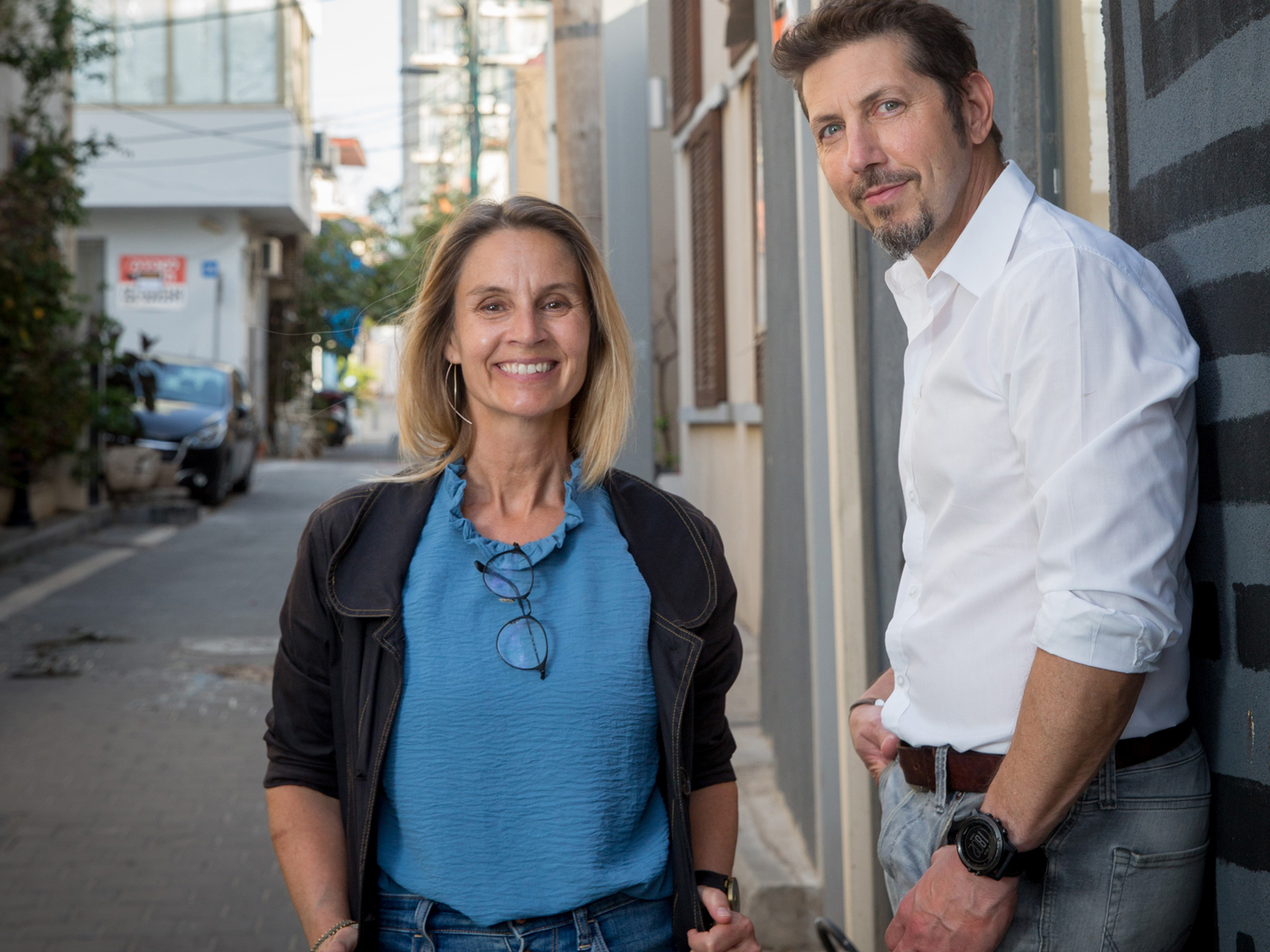 Foto av Marit Justine Haugen og Dan Zohar ute i byen smilende.