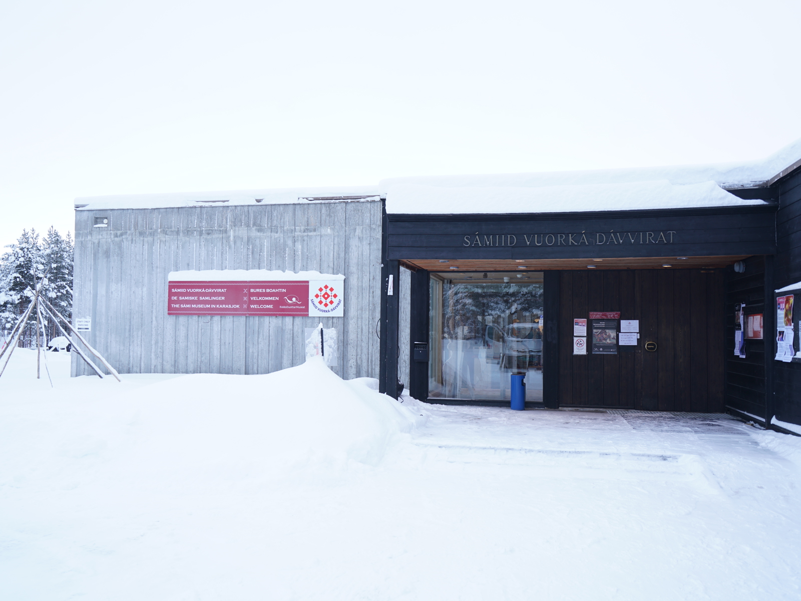 De Samiske Samlingers museumsbygg i Karasjok. Inngang.