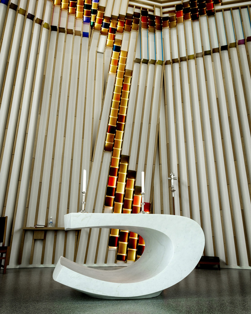 Interiør foto av alteret i Hønefoss kirke.