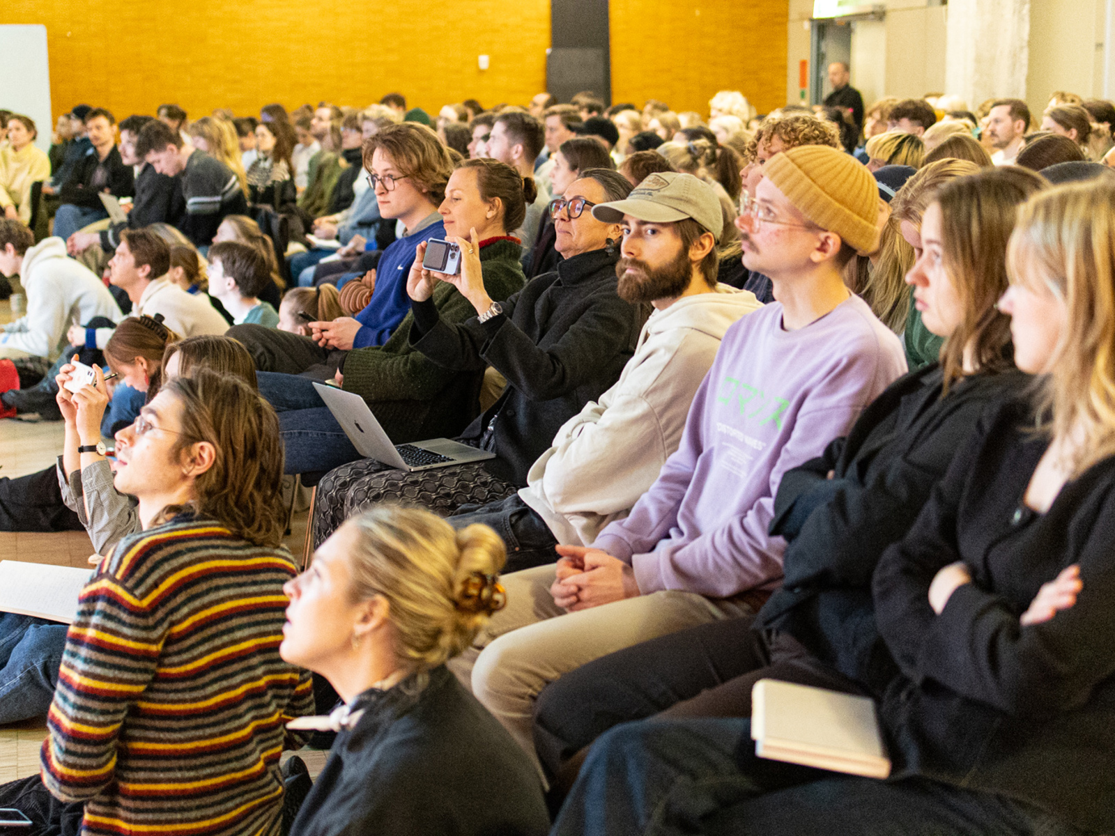 AHO-studenter på foredrag med Dag Olav Hessen, i regi av klimaforeningen KAHOS. Foto.