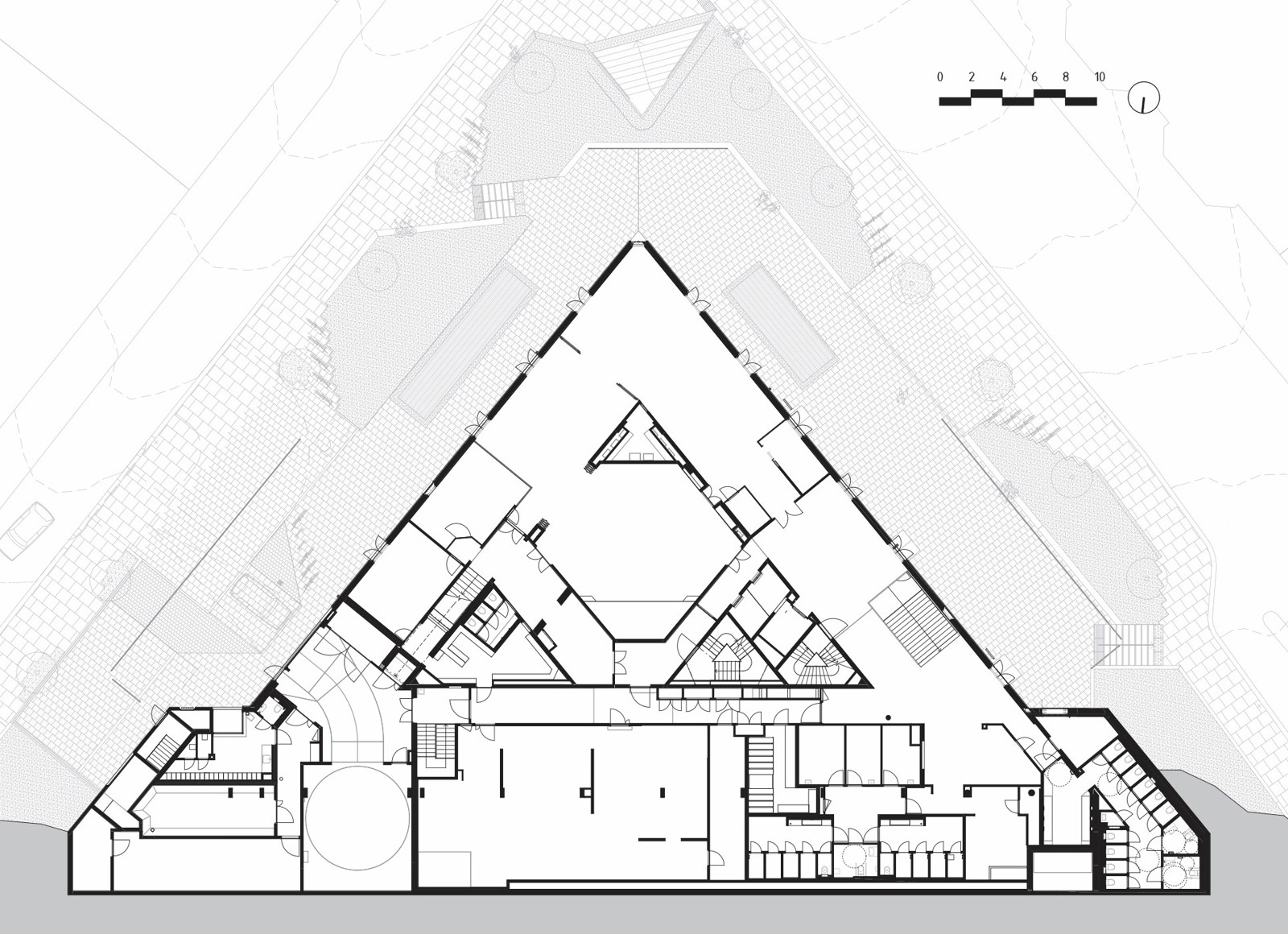 Arkitekt tegning av underetasje plan på et trekantet bygg.