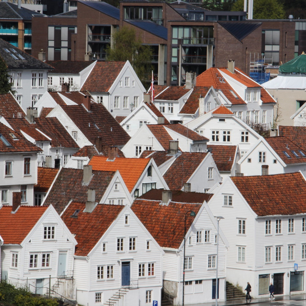 Foto av hvite trehus.