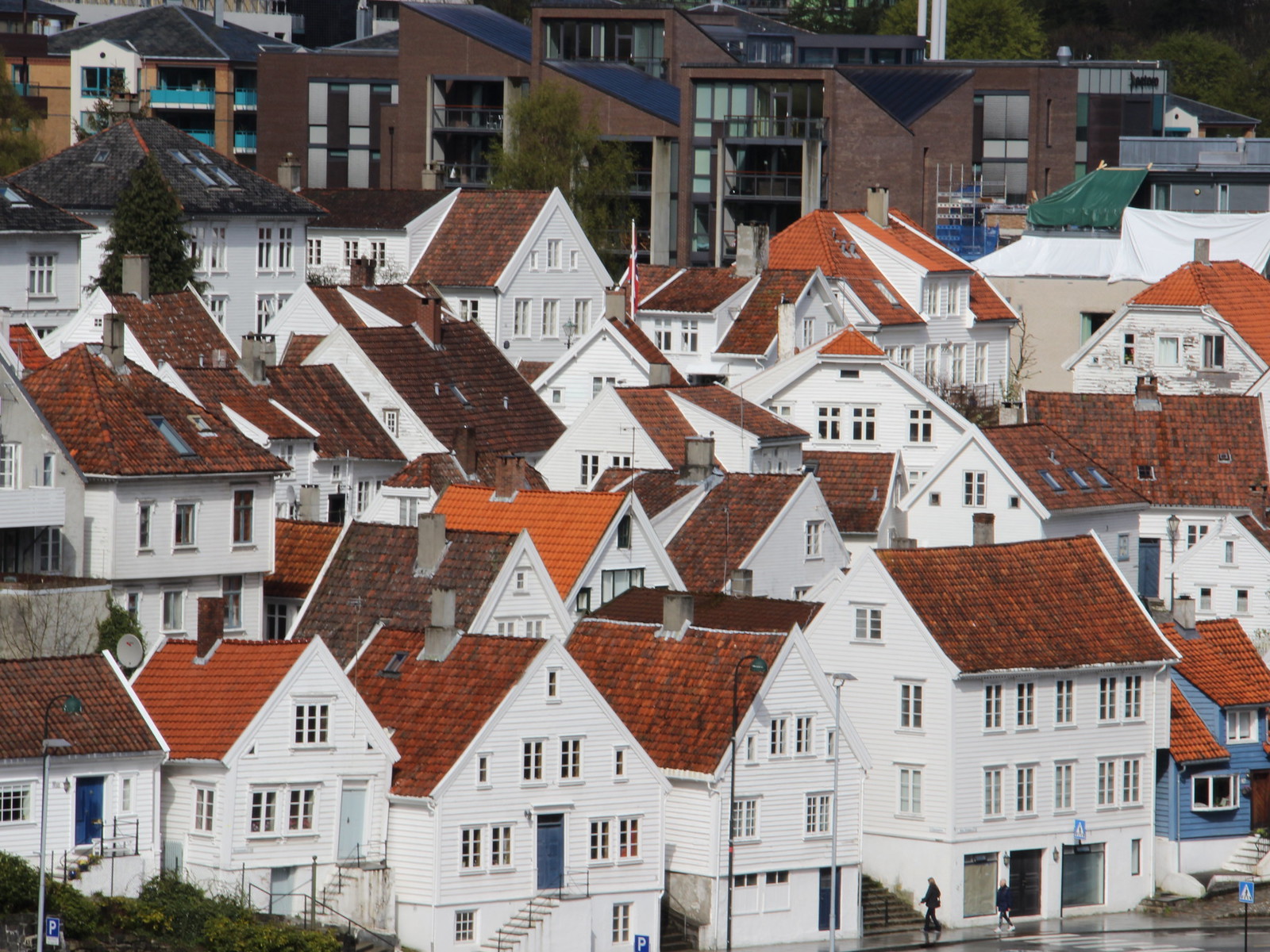 Foto av hvite trehus.