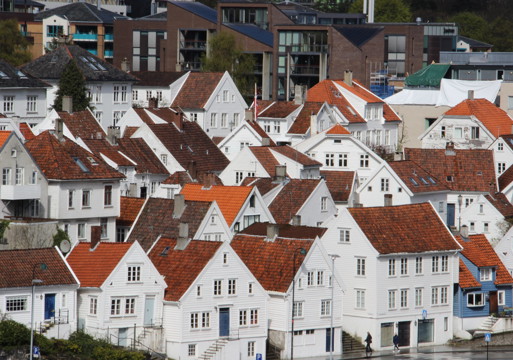 Foto av hvite trehus.