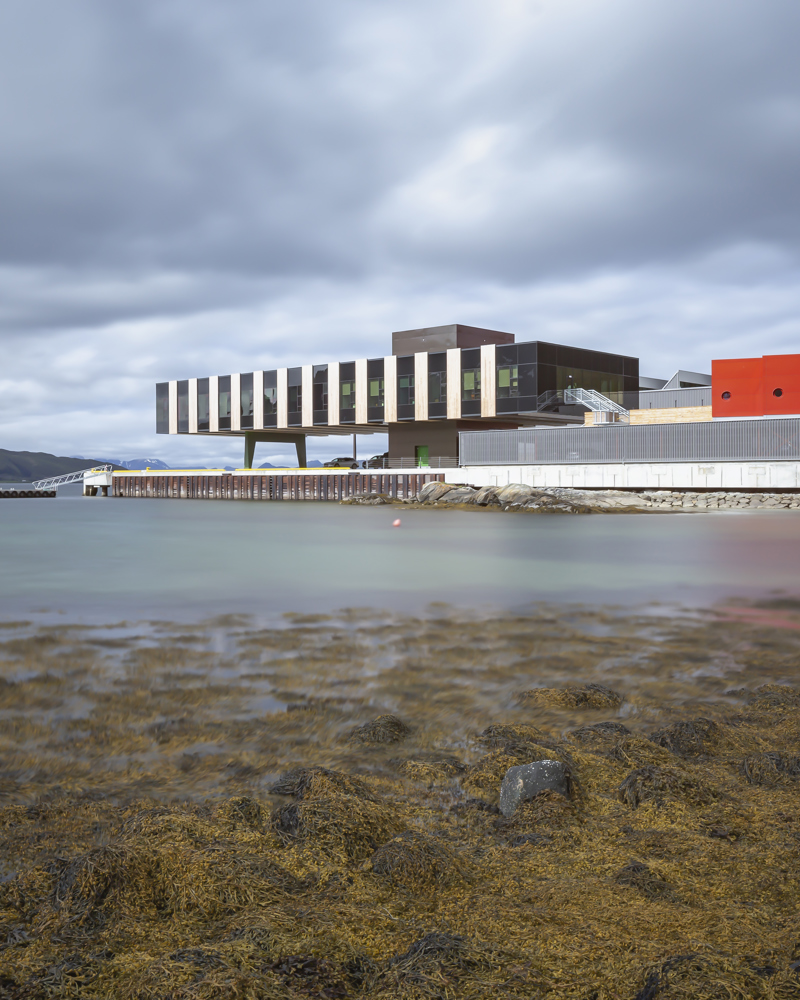 Eksteriørfoto over Holmøy Maritime som viser den tette kontakten prosjektet har med sjøen 