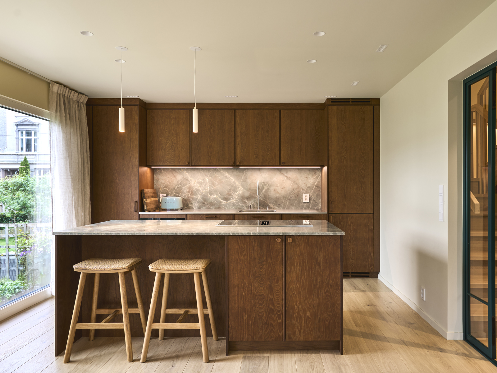 Interiørfoto av kjøkken i heltre