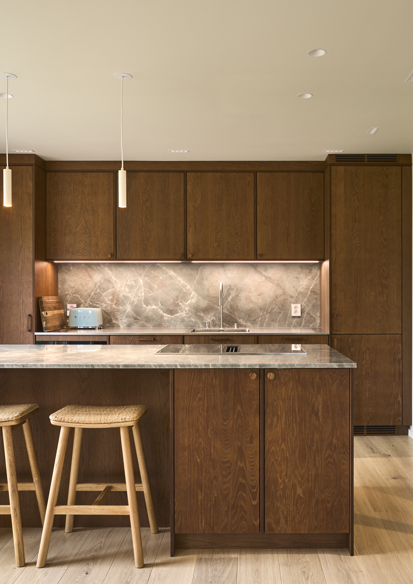 Interiørfoto av kjøkken i heltre