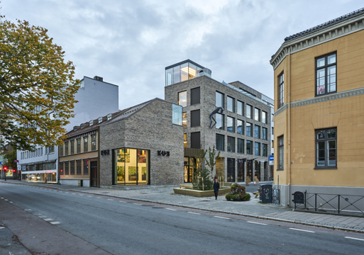 Kjøpmannsgata Ung Kunst i Trondheim, fotografert fra gaten.