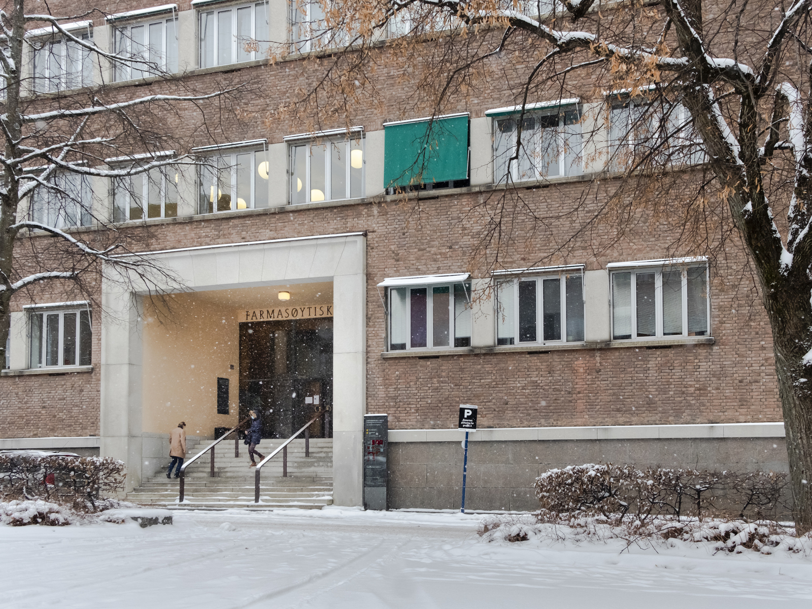 Inngangsparti og eksteriør, Farmasibygningen ved Universitetet i Oslo