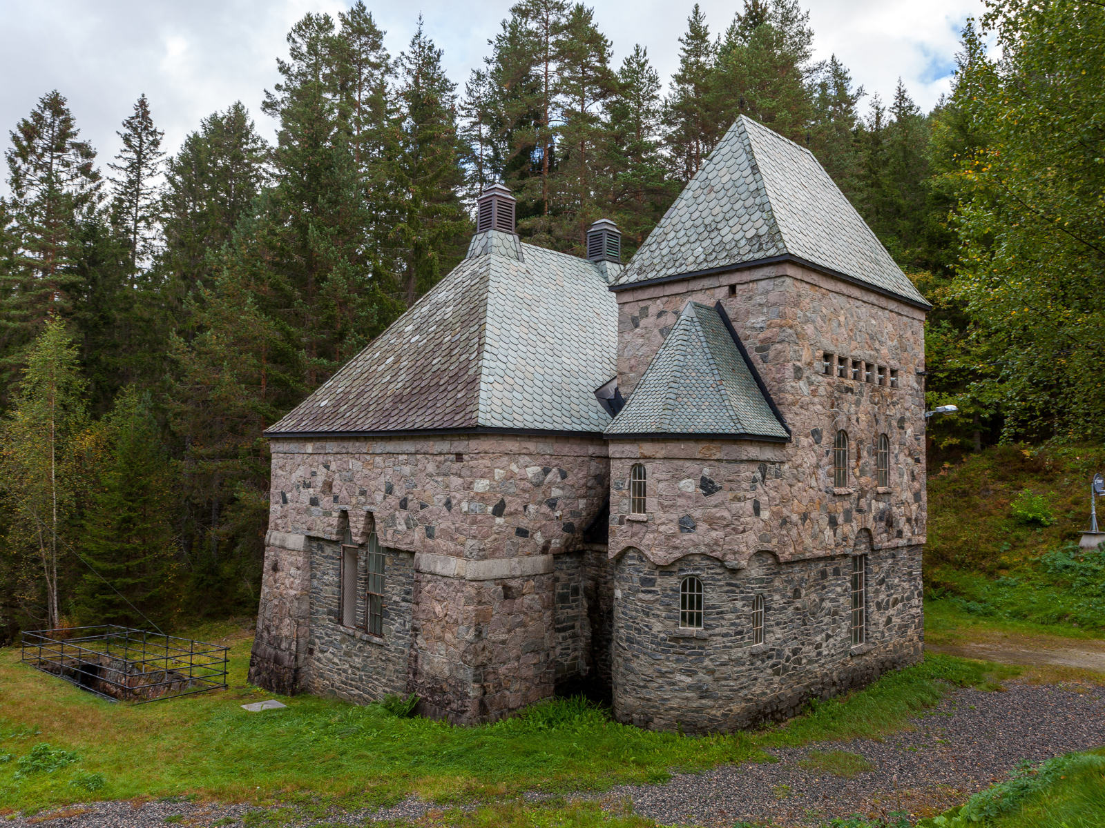 Eksteriørfoto av Longerak Kraftverk, også kalt «Eventyrslottet i skogen» pga sin utforming og fasade i sten. 